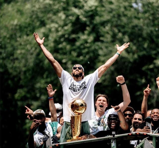 1720497998787026618.jpg a5200b89ly1hqxwz62k9xj20v90t2n1n.jpg